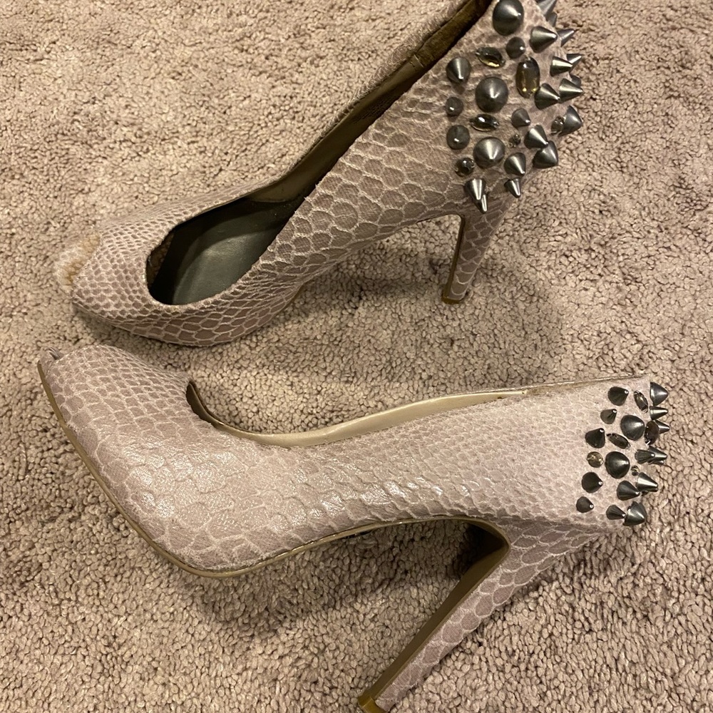 Vera Wang nude spiked/studded peep toe heels